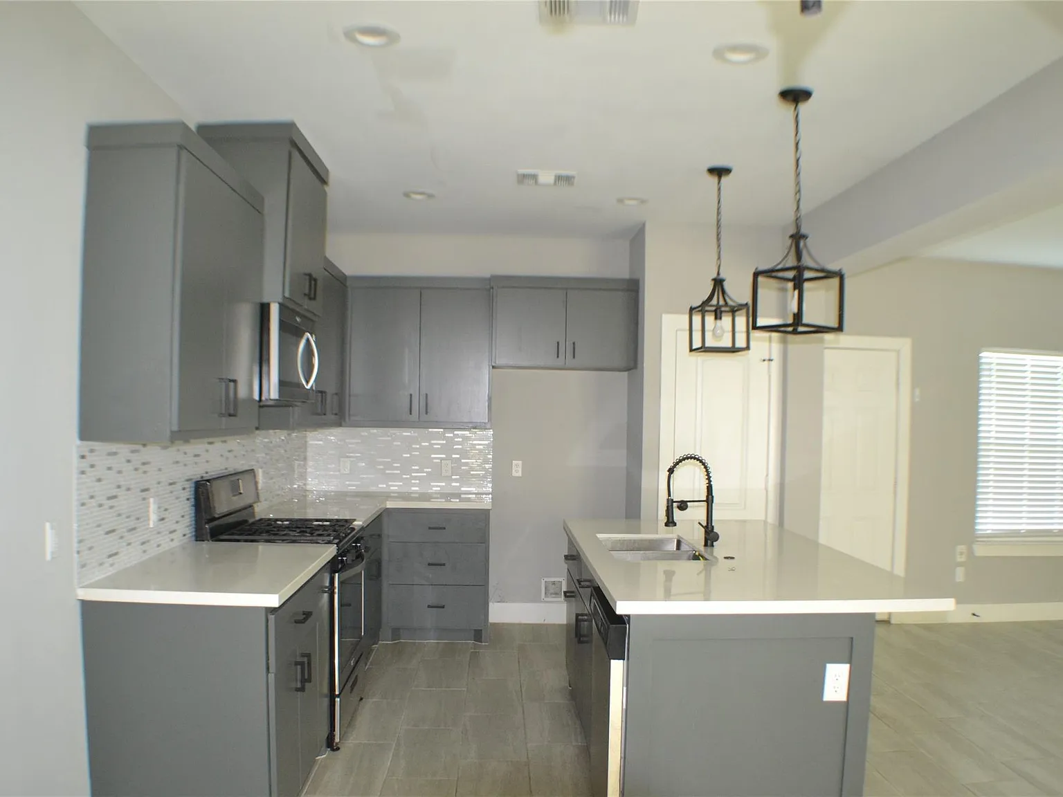 4 bed, 2.5 bath, 1970 sqft, $2,095 — Photo 2