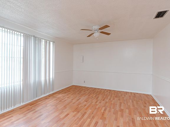 5th image of 907 Rowell St