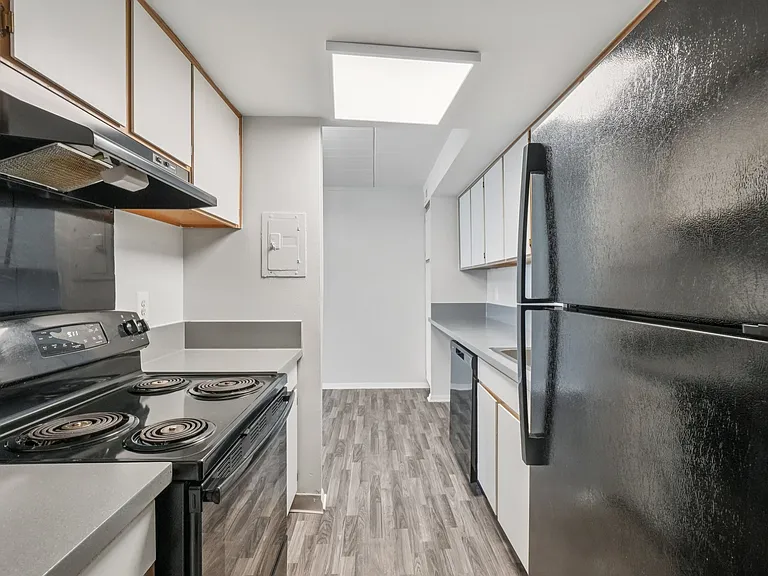 Palms East Apartments — Photo 34