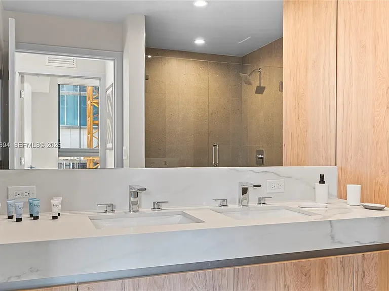 11 NE 6th St #1601 — Photo 27