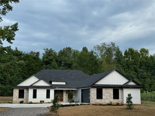 46 16th St, Lavaca, AR 72941