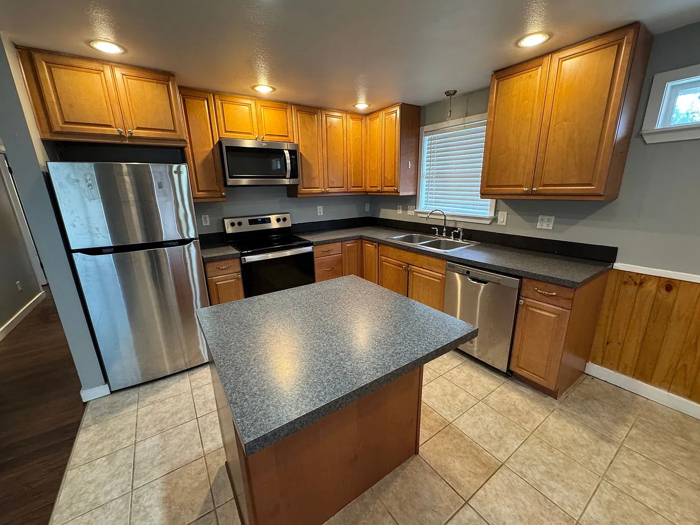 4 Bedroom 2 Bathroom Heart of Mount Vernon — Photo 3