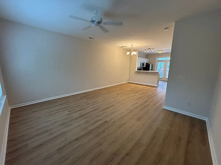 202 Jordan Ln — Photo 6