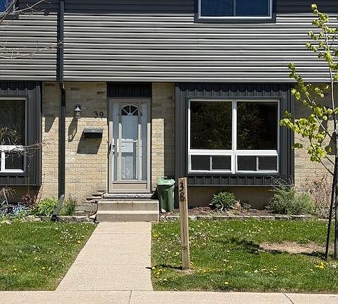 2nd image of 475 Sandringham Cres #39