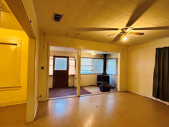 5th image of 228 W Myrtle St