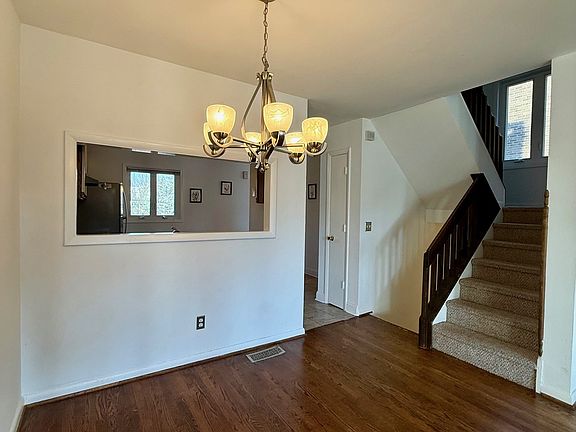 5th image of 28 Servan Ct