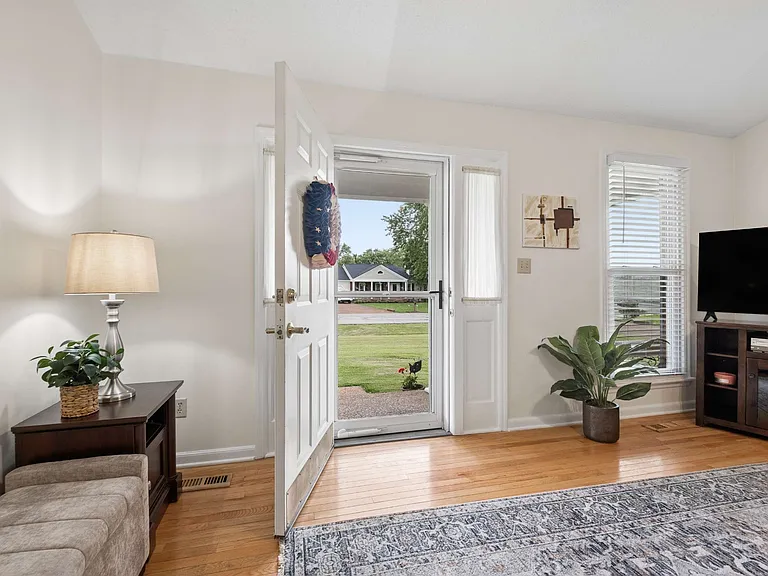 504 Riverview Dr — Photo 8