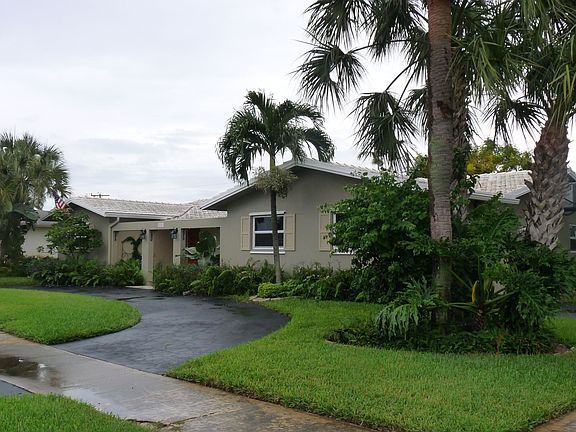 Dual driveways & a 2 car garage