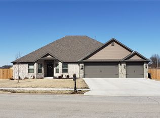 611 Hat Creek Rd, Siloam Springs, AR 72761