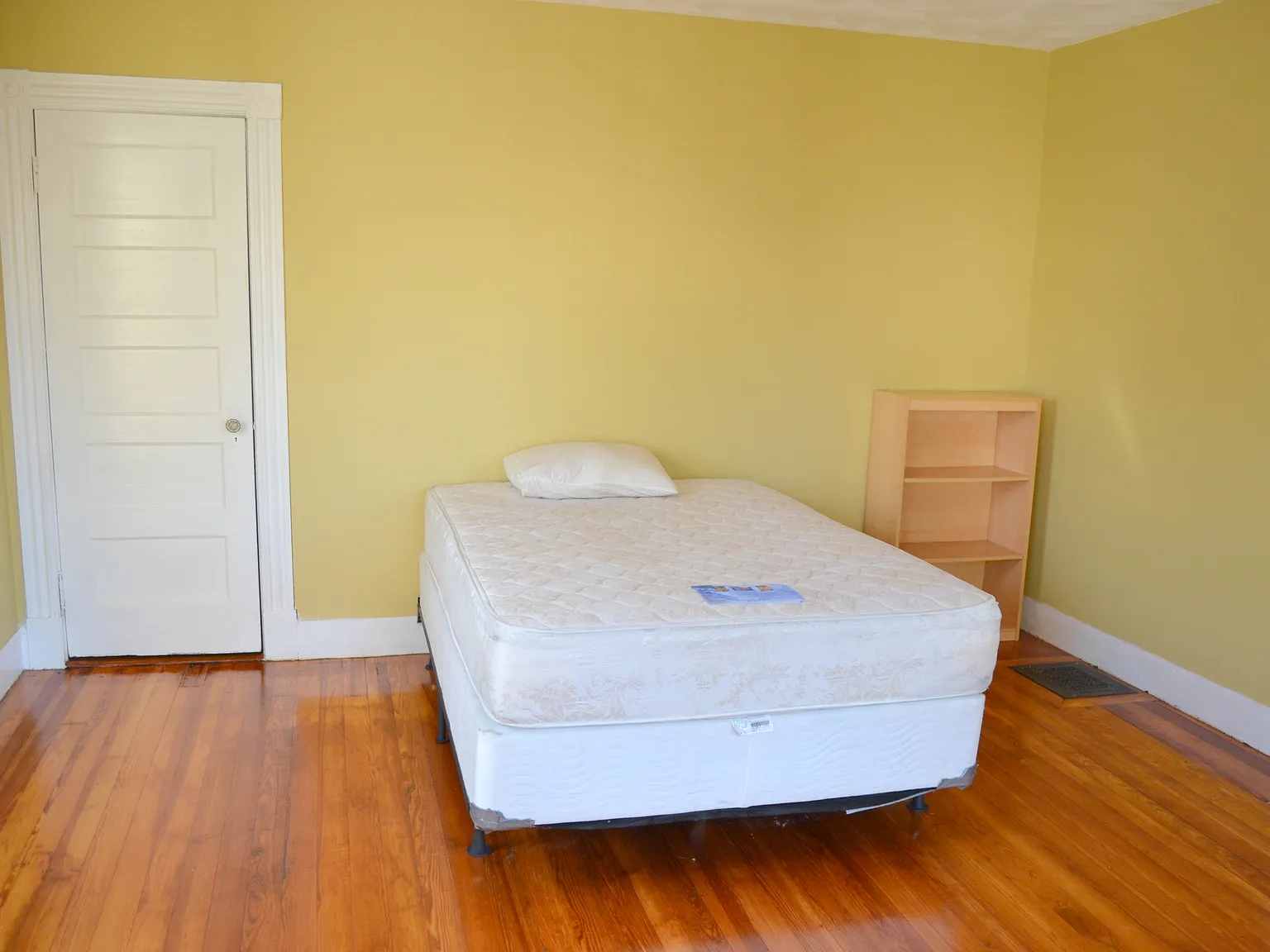 6 bed, 2000 sqft, $970 — Photo 2