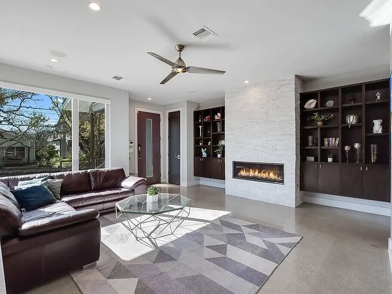 1802 W 10th St — Photo 3