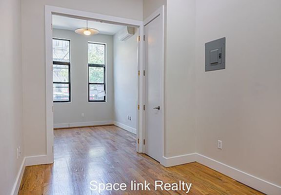 4th image of 240 Montrose Ave #1A