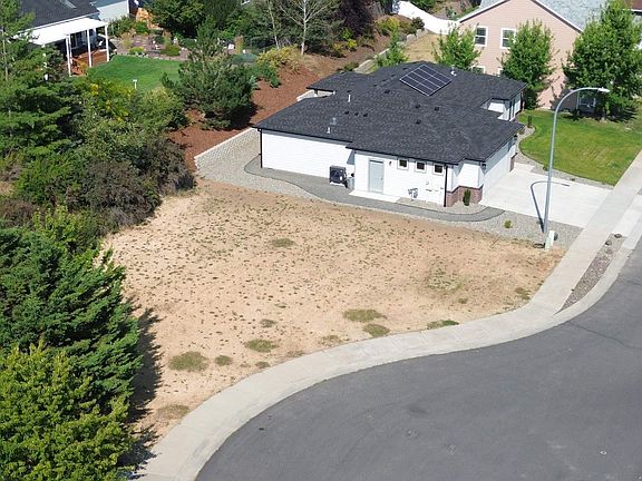 3rd image of 630 SW Sundance Ct
