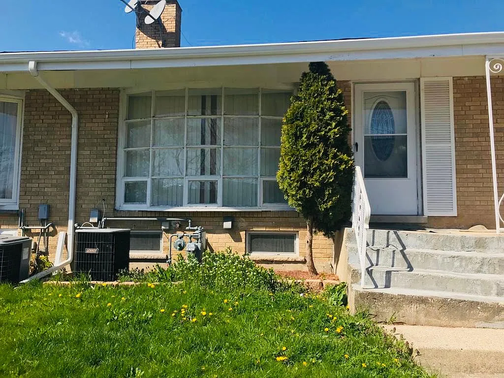 3 bed, 1.5 bath, 1123 sqft, $2,200 — Photo 1