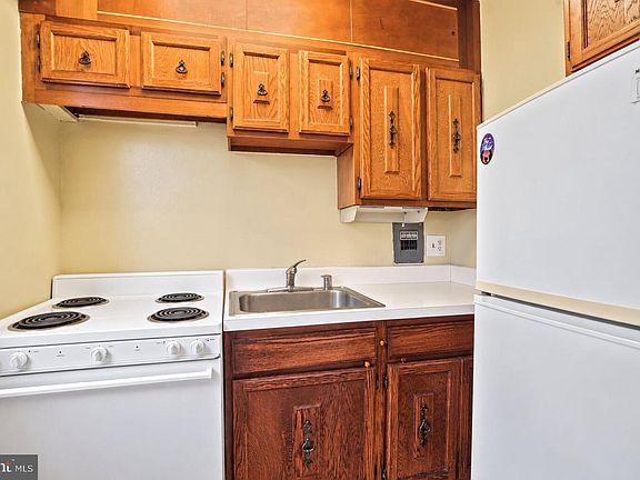 5th image of 3901 Cathedral Ave NW #111