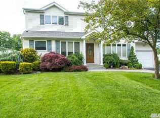 21 Genesee Dr, Commack, NY 11725