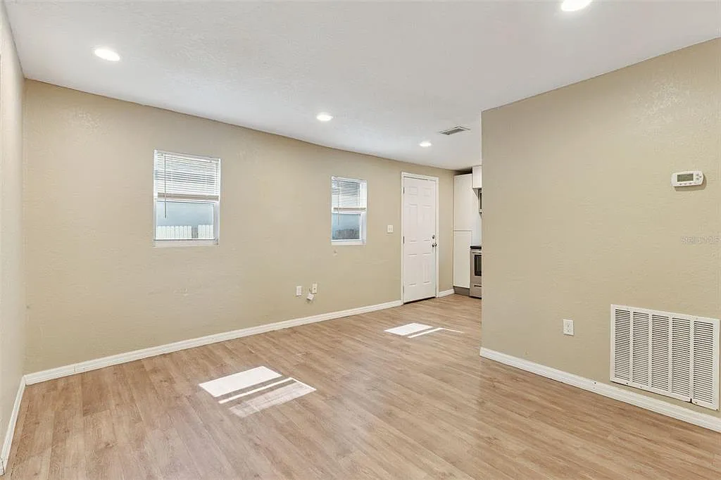 2 bed, 1.0 bath, 954 sqft, $1,545 — Photo 3