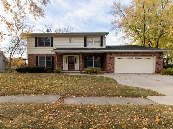 7 Kenfield Cir, Bloomington, IL 61704