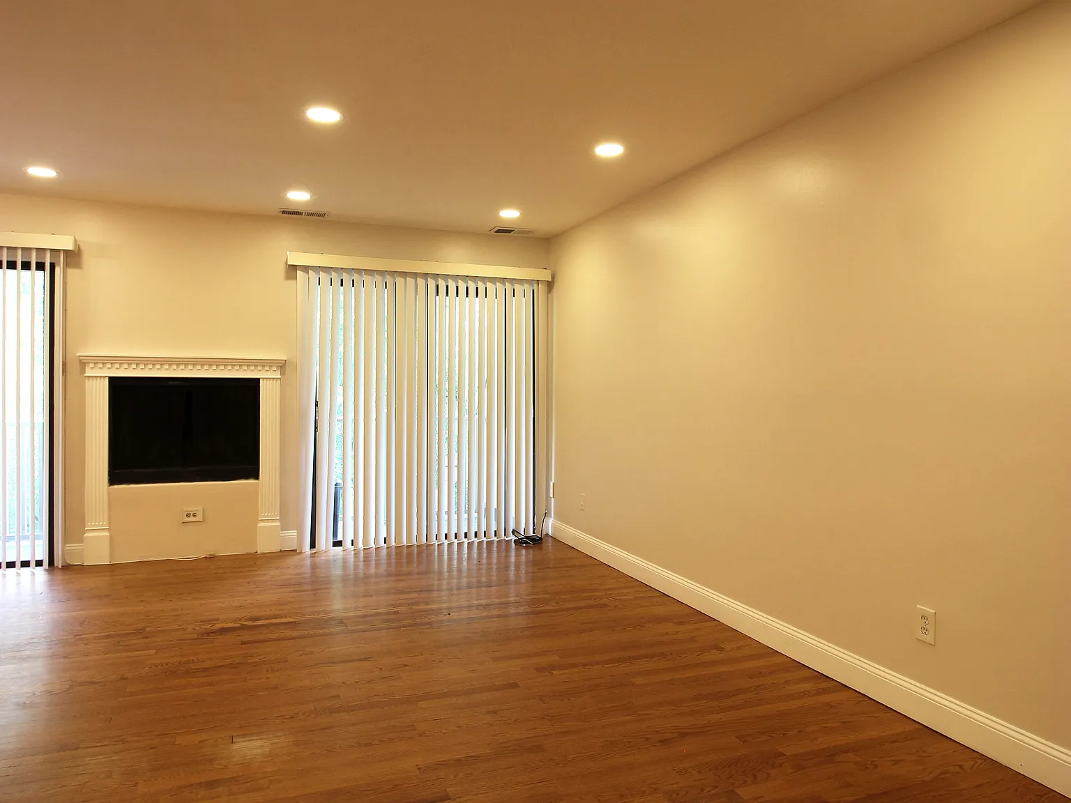 2 bed, 1.5 bath, 1058 sqft, $2,150 — Photo 3
