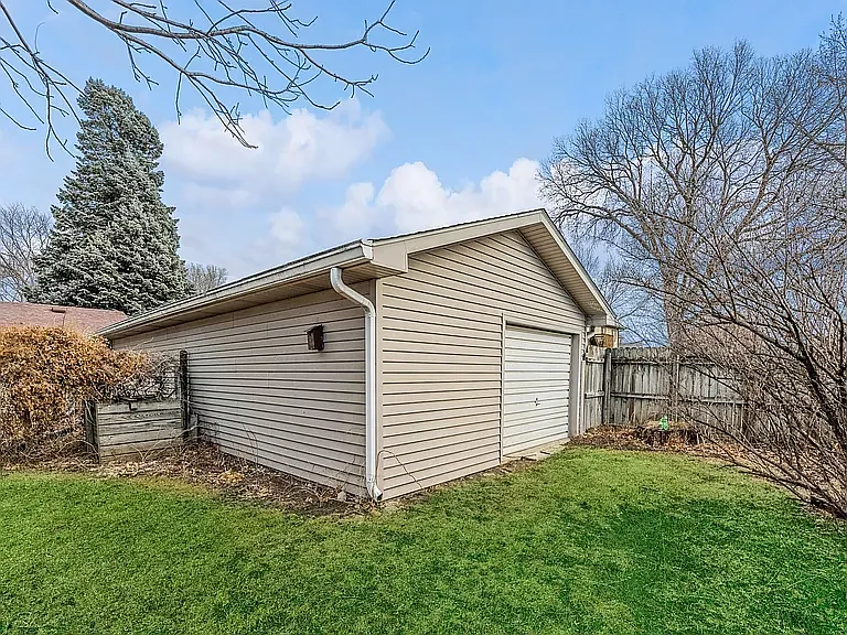 3 bed, 1879 sqft, $2,500 — Photo 4
