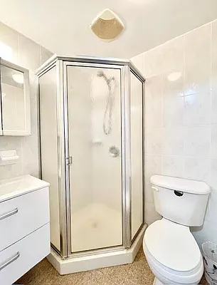 Sold by Winzone Realty Inc | media 10