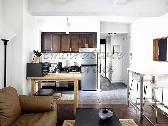 4th image of 150 W 51st St APT 1020