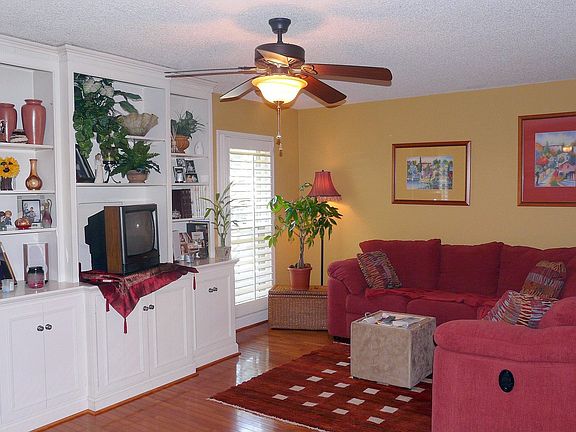 Spacious Great Rm w/Gas Logs, Built in bookcases, Plantation Shutters