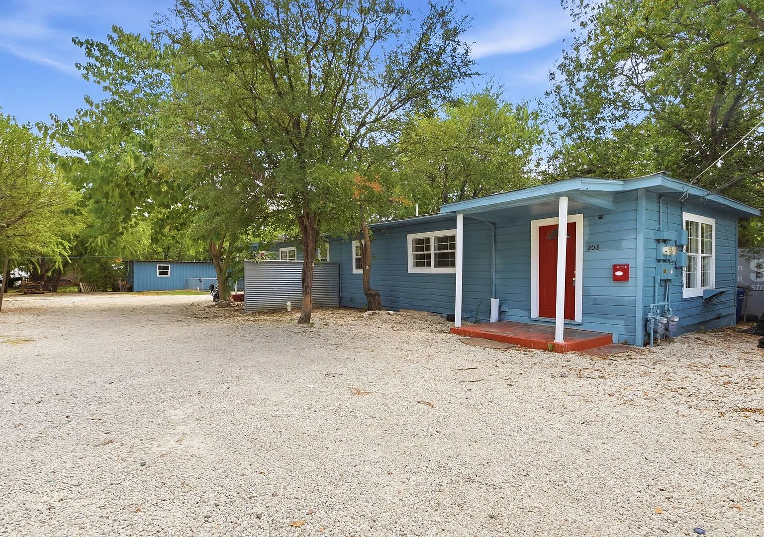 Cozy 2 Bedroom Home in Roosevelt Park — Photo 3