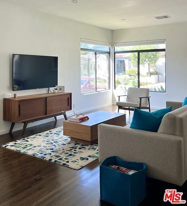 2 bed, 1.0 bath, 1174 sqft, $6,200 — Photo 4
