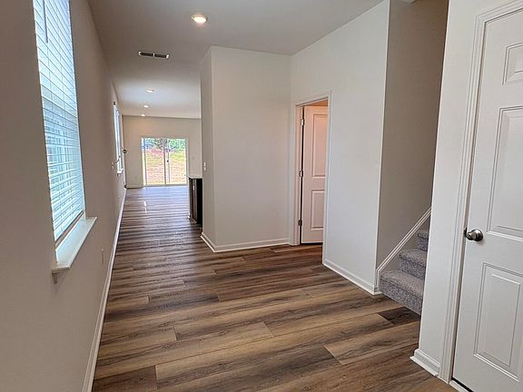 4th image of 2046 Oakdale Dr