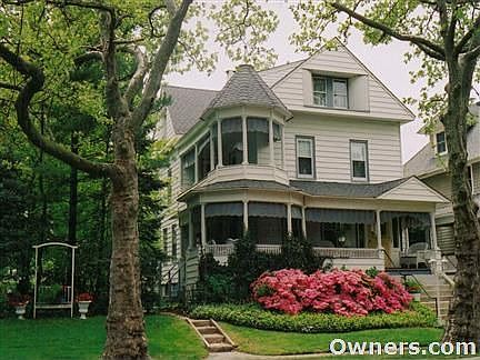 Victorian on Oversized Lot near beach