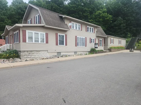32 Quarterline St, Newaygo, MI 49337