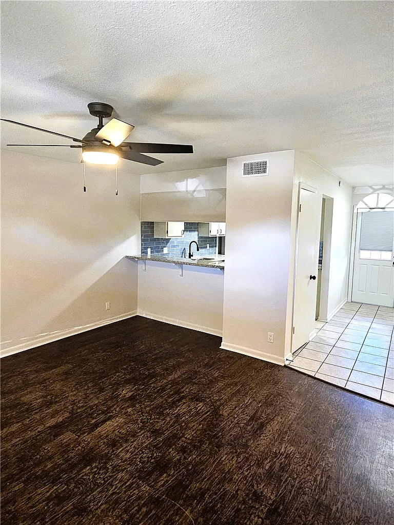 2 bed, 1.5 bath, 1250 sqft, $1,450 — Photo 2