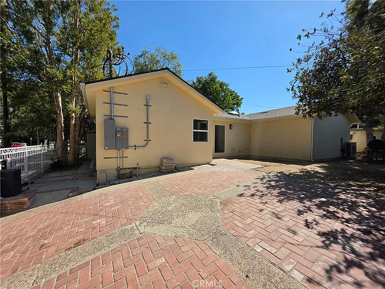 10849 N Swinton Ave — Photo 3