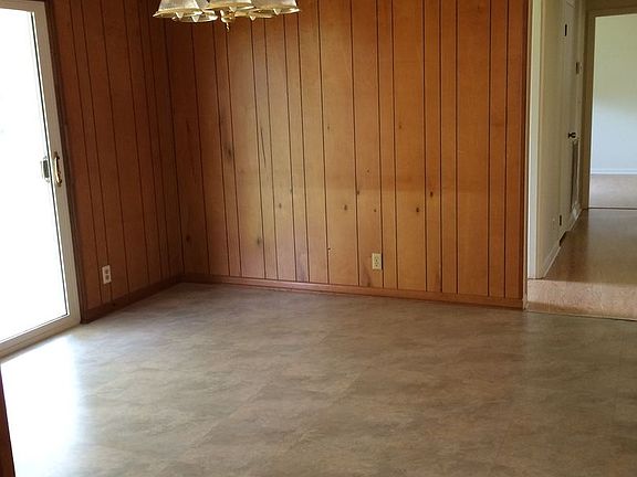 5th image of 1019 Miss Annies Dr SW