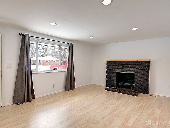 5th image of 621 Damian St