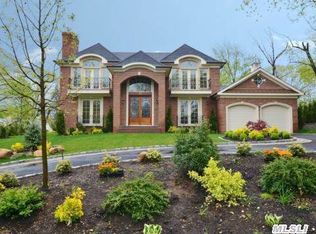 16 Dorchester Dr, Manhasset, NY 11030