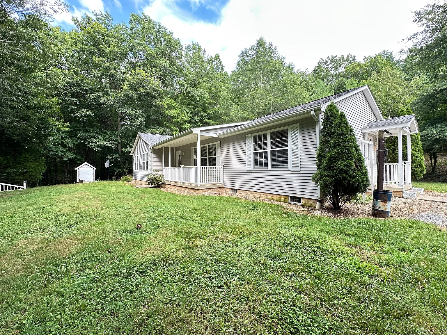 1304 Jollett Rd — Photo 2