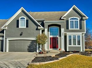 236 NE Hidden Ridge Ct, Lees Summit, MO 64064