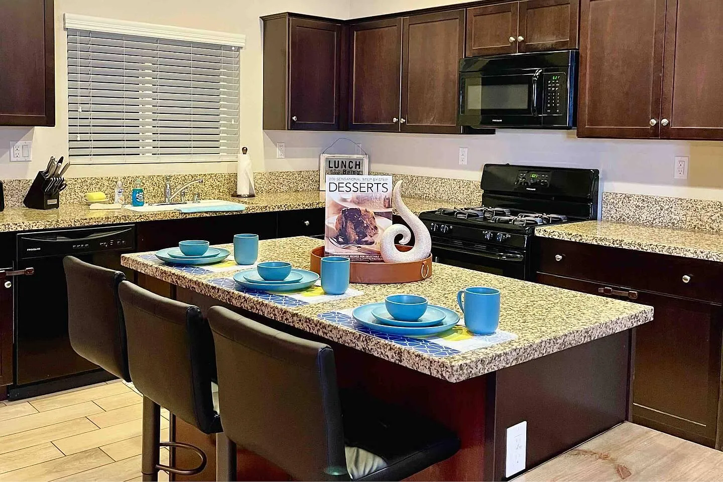 6 bed, 2611 sqft, $4,400 — Photo 2