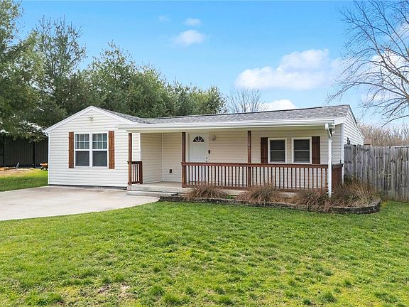 3rd image of 885 Hook Rd