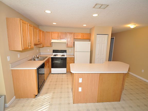 4th image of 29 Eton Ln #B