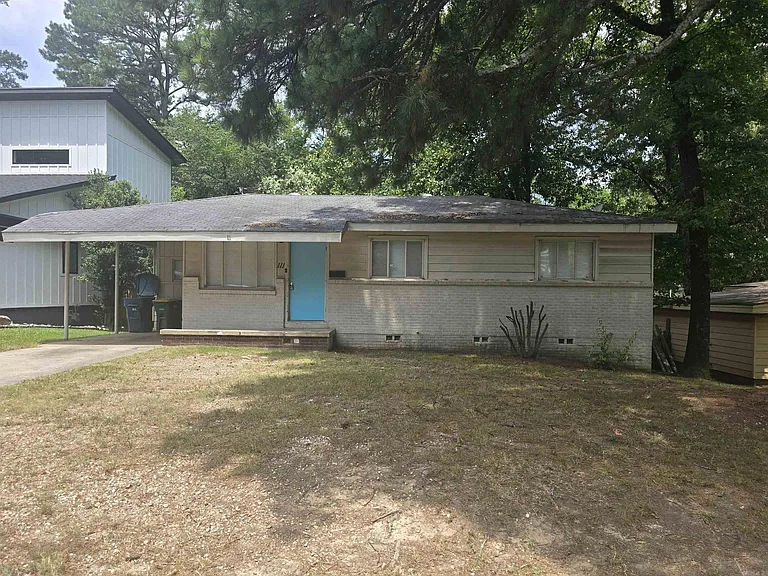 111 Broadmoor Dr — Photo 1