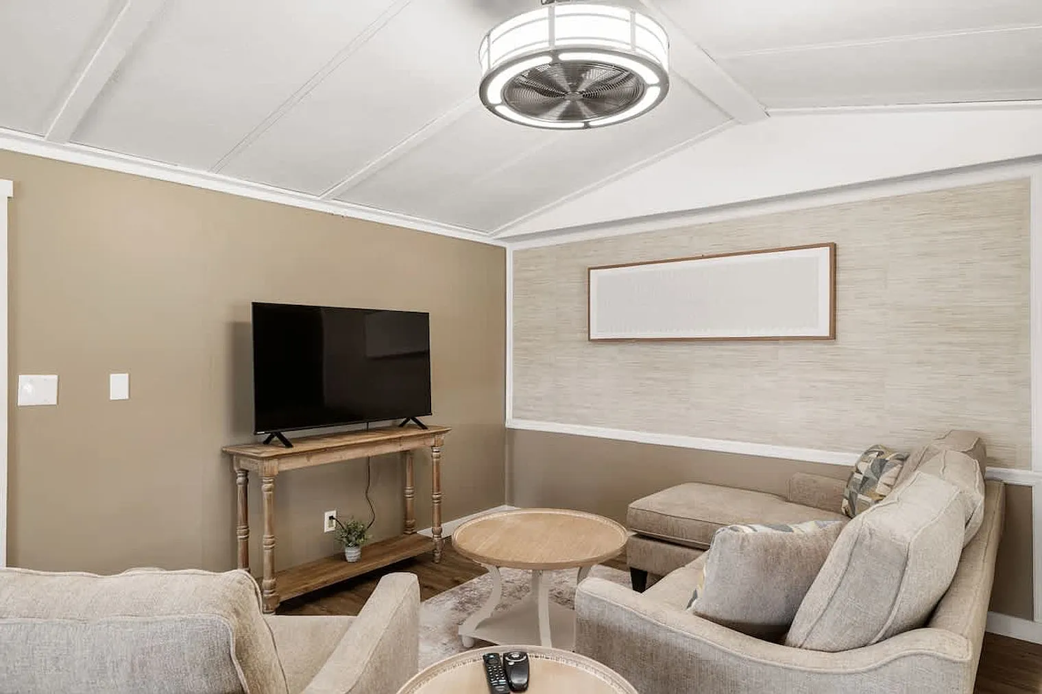 3 bed, 1.0 bath, 968 sqft, $2,891 — Photo 1
