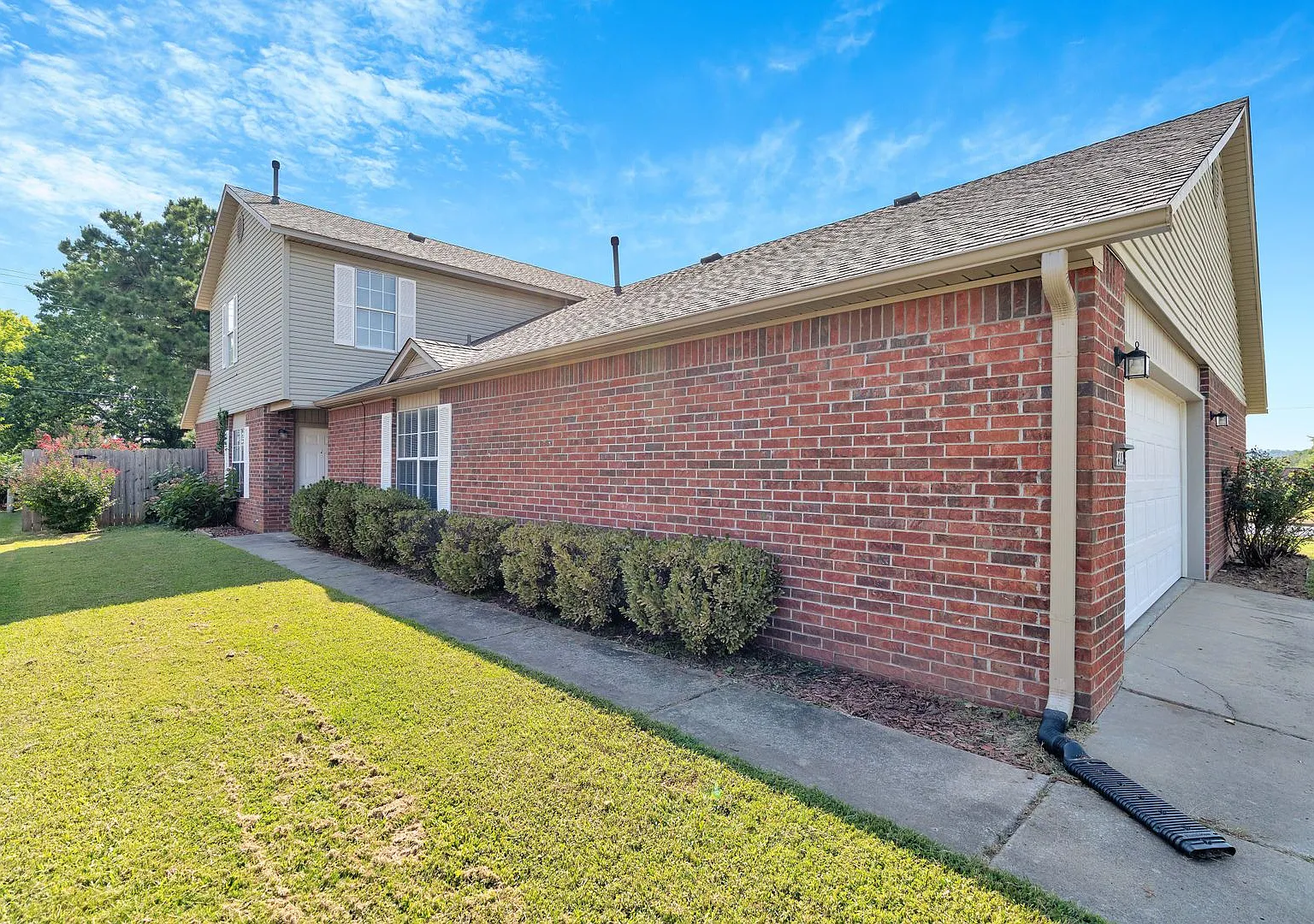 Updated 3-bedroom 2 bath home in Fayetteville!! Centrally Located!! — Photo 2