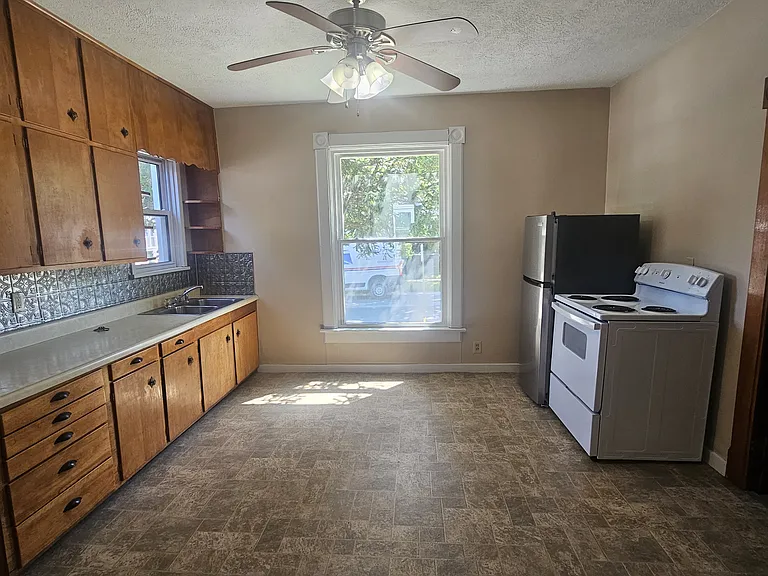 244 W Perry St — Photo 2