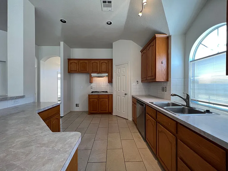 1141 Nickerson Ln — Photo 15