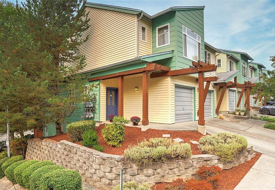 Welcome home to Newcastle's Tamarind Townhome community. This spacious and fully remodeled 1,373 sq.ft. home features 3 bedrooms