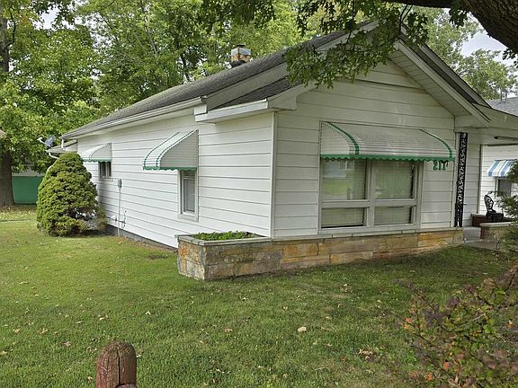 3rd image of 211 Maple St