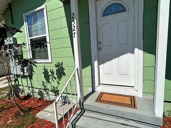 3rd image of 2527 12th Ave W